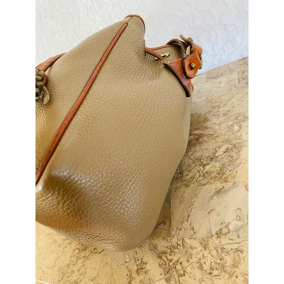 Rare Vtg Dooney and Bourke taupe AWL leather pebble bucket, duffle shoulder bag - Picture 8 of 9